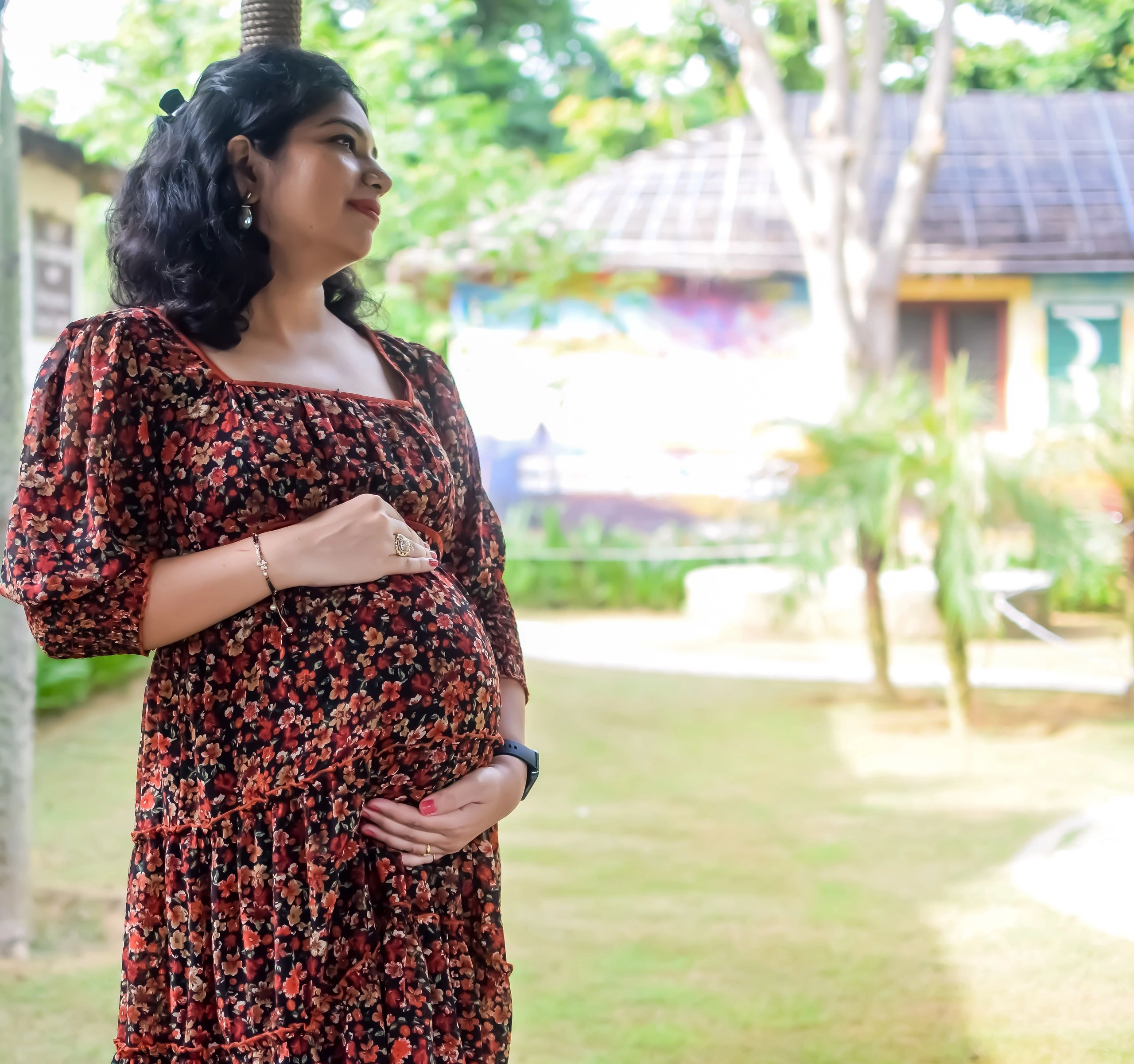 Outdoor maternity portrait in a park